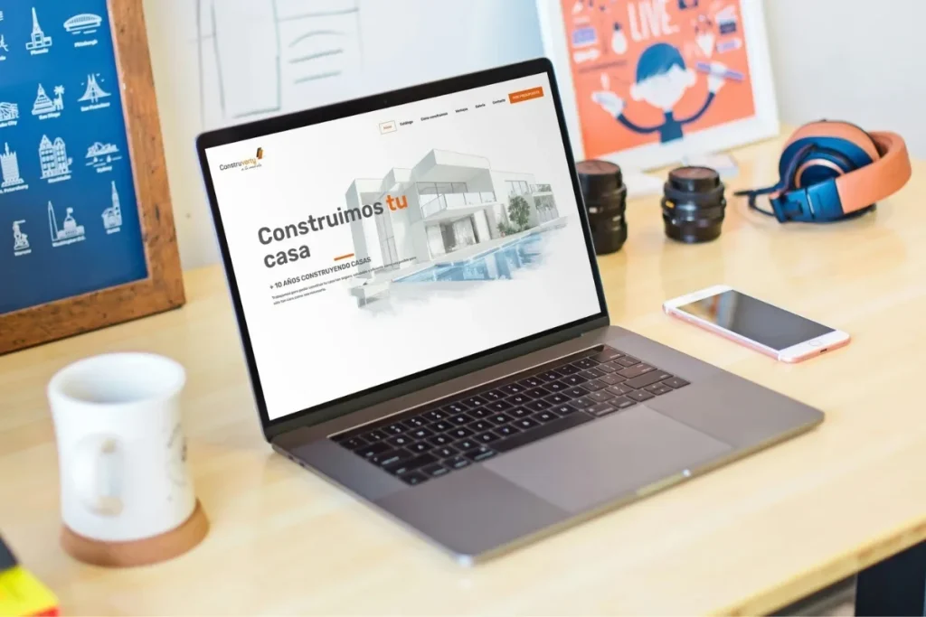 Página web de la empresa Construverty presentada en un portátil